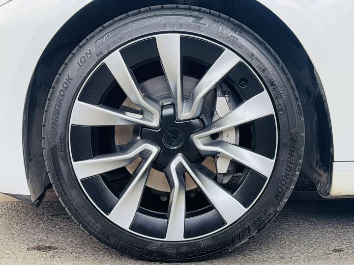 Фото 4 - Tesla Model 3