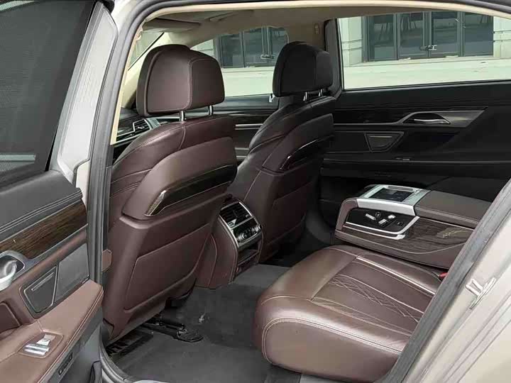 Фото 8 - BMW 7 Series