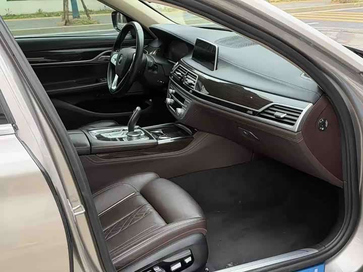 Фото 9 - BMW 7 Series