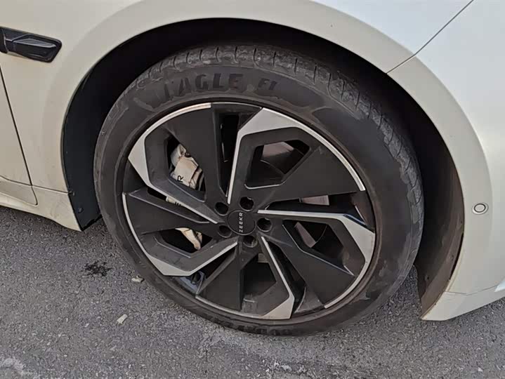 Фото 6 - Zeekr 001