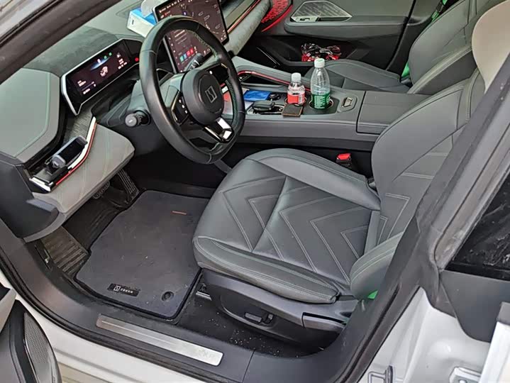 Фото 9 - Zeekr 001