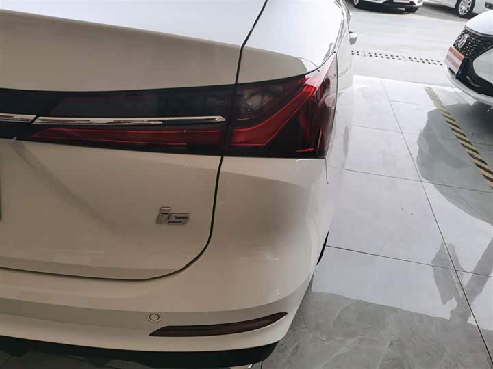 Фото 8 - Roewe i5