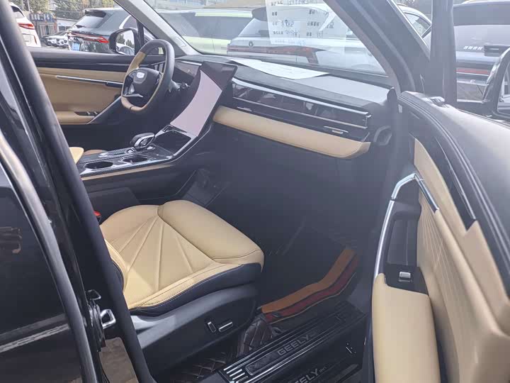 Фото 9 - Geely Atlas L