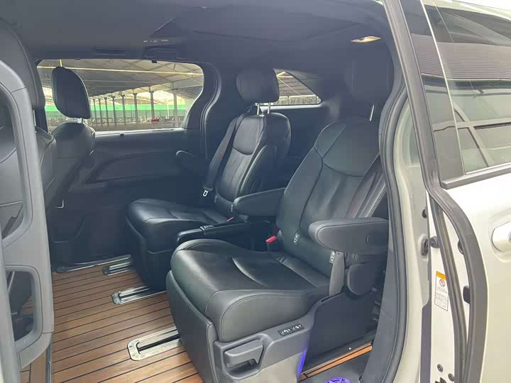 Фото 8 - Toyota Sienna