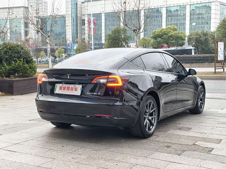 Фото 4 - Tesla Model 3