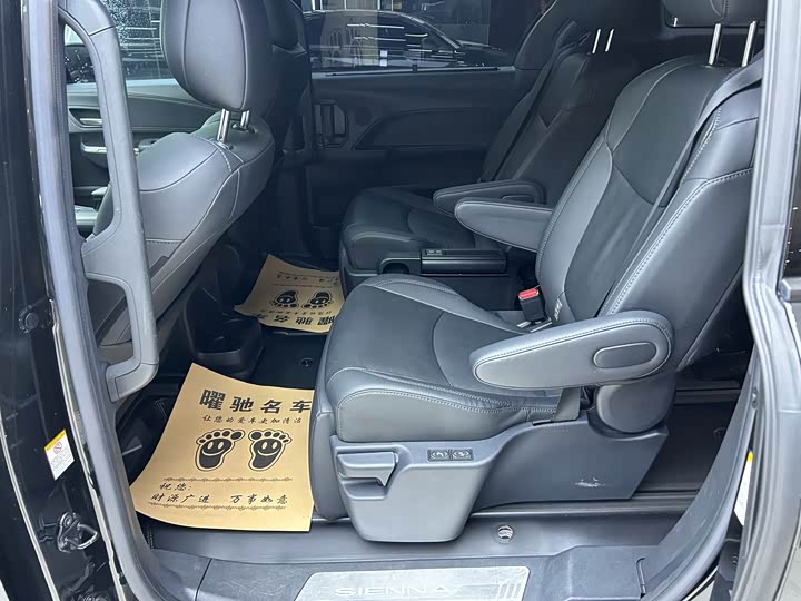 Фото 8 - Toyota Sienna