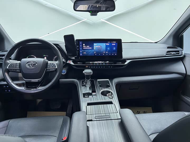 Фото 9 - Toyota Sienna