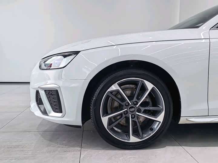 Фото 5 - Audi A4L