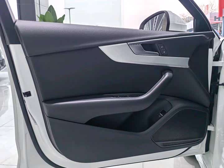 Фото 8 - Audi A4L