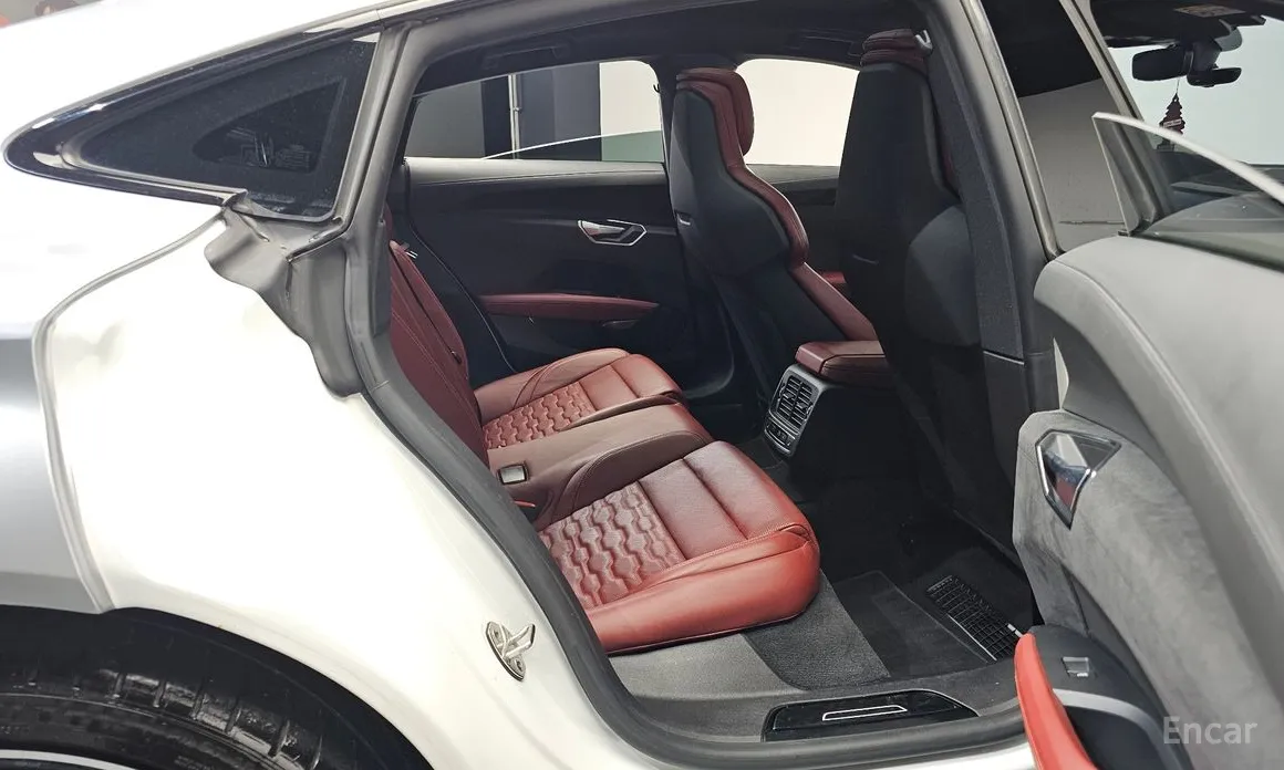 Фото 12 - Audi e-tron GT