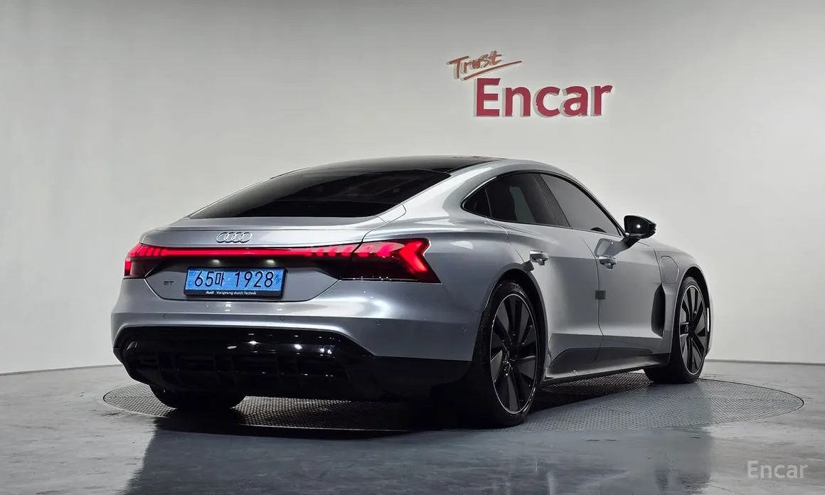 Фото 2 - Audi e-tron GT