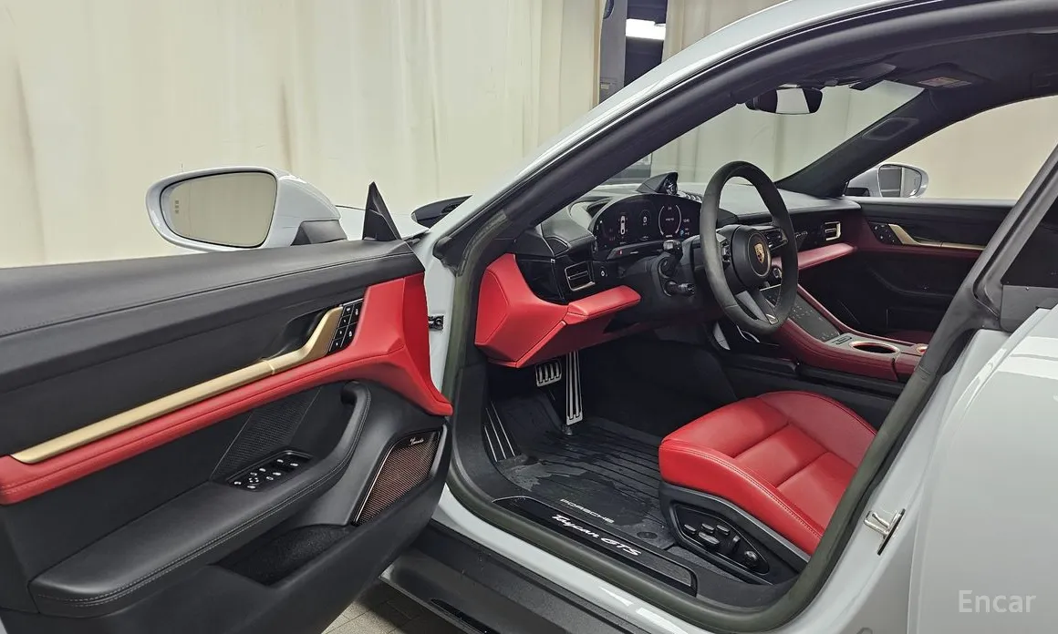 Фото 10 - Porsche Taycan