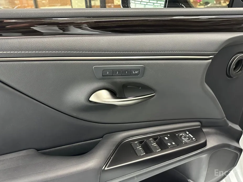 Фото 12 - Lexus ES