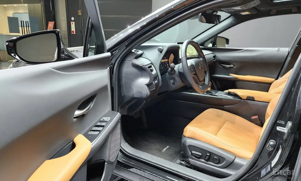 Фото 11 - Lexus UX