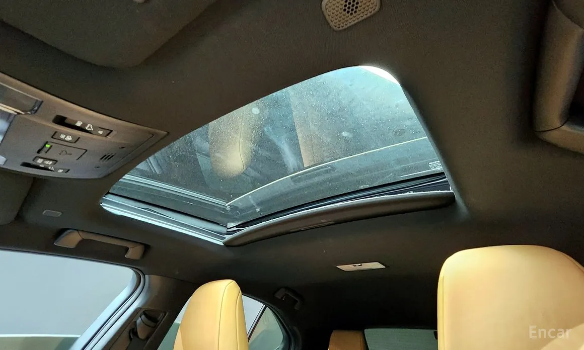 Фото 17 - Lexus UX