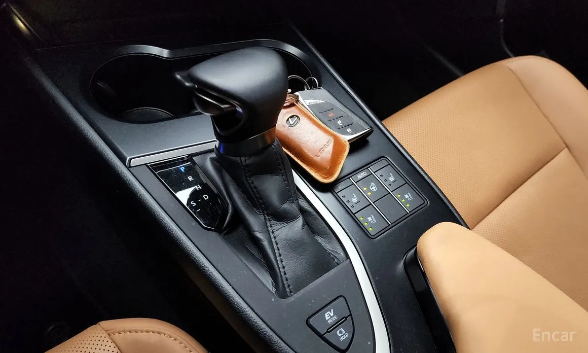 Фото 9 - Lexus UX