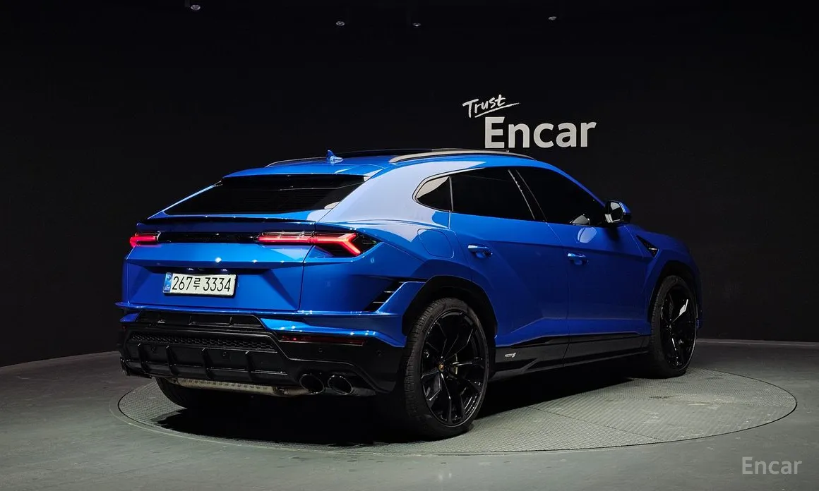 Фото 2 - Lamborghini Urus