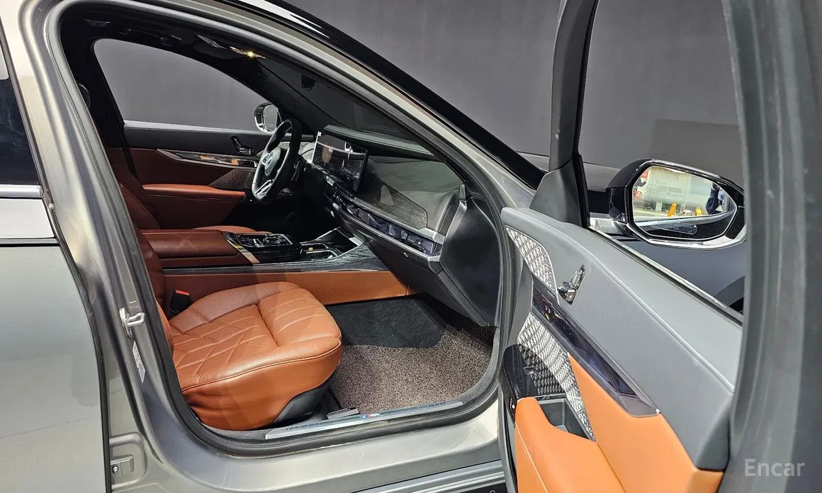 Фото 10 - BMW 7 Series