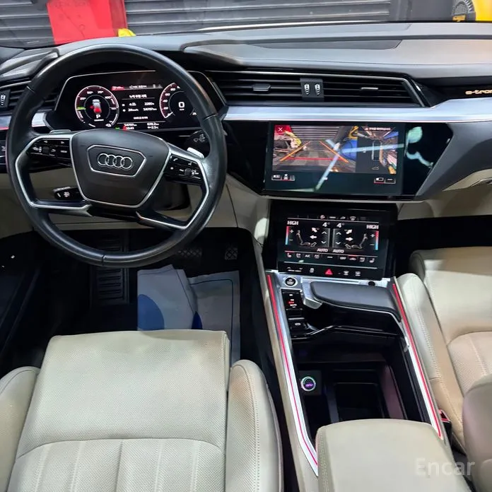 Фото 13 - Audi e-tron