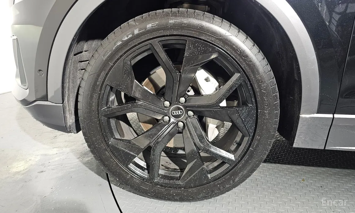 Фото 5 - Audi Q8