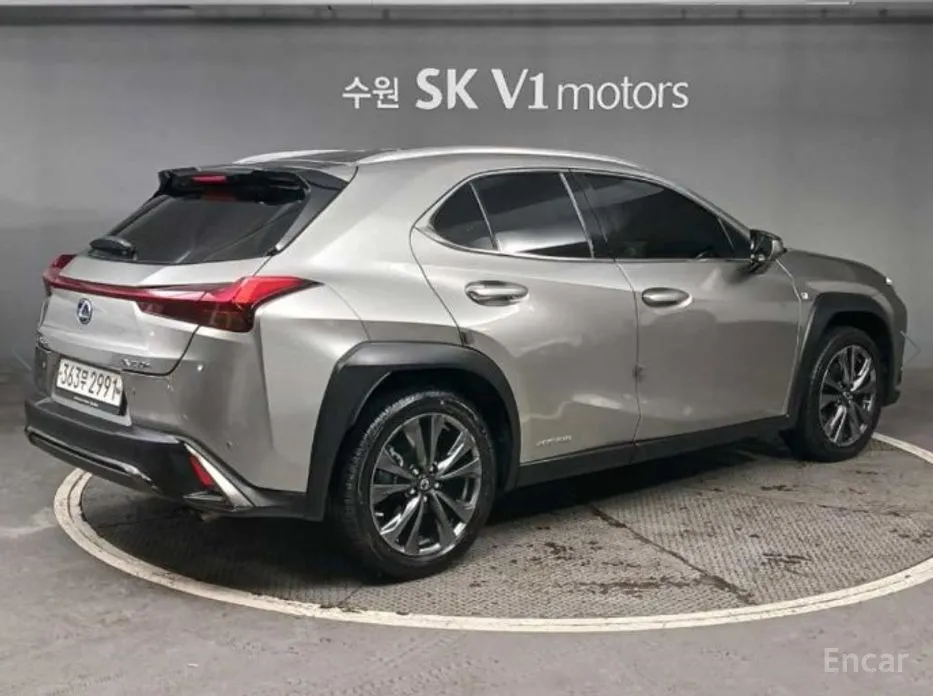 Фото 4 - Lexus UX