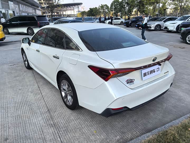 Фото 8 - Toyota Avalon