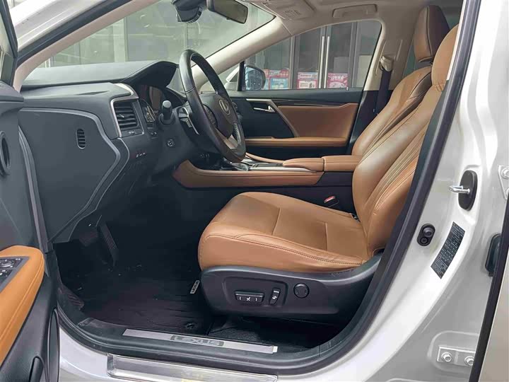 Фото 7 - Lexus RX