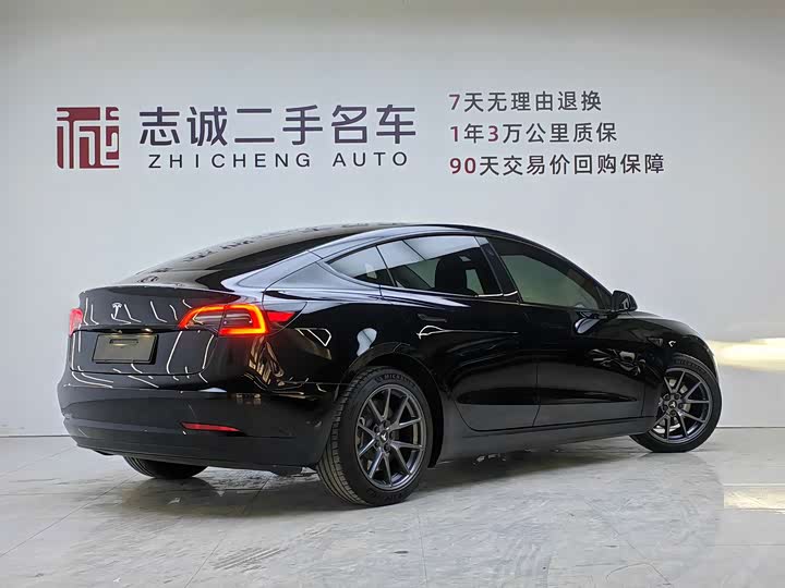 Фото 4 - Tesla Model 3