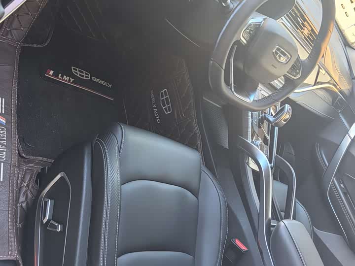 Фото 7 - Geely Atlas