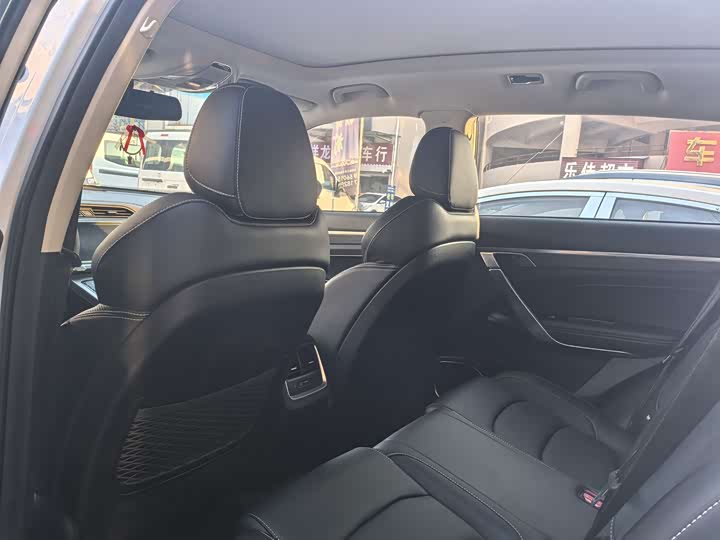 Фото 9 - Geely Atlas