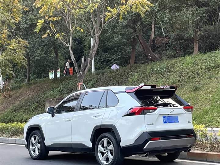 Фото 4 - Toyota RAV4