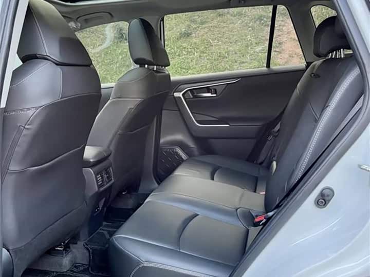 Фото 7 - Toyota RAV4