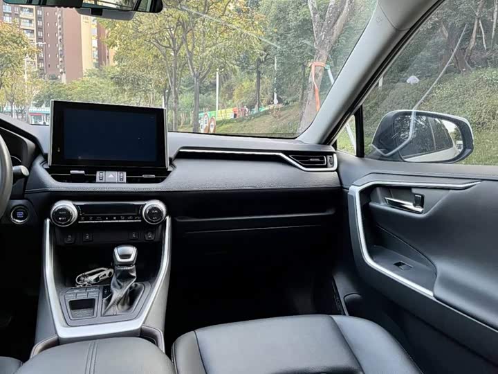 Фото 8 - Toyota RAV4