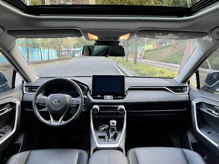 Фото 9 - Toyota RAV4