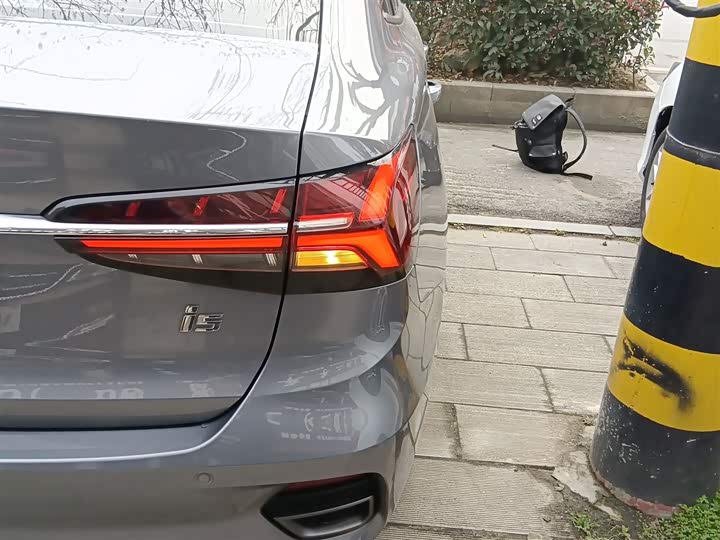 Фото 8 - Roewe i5