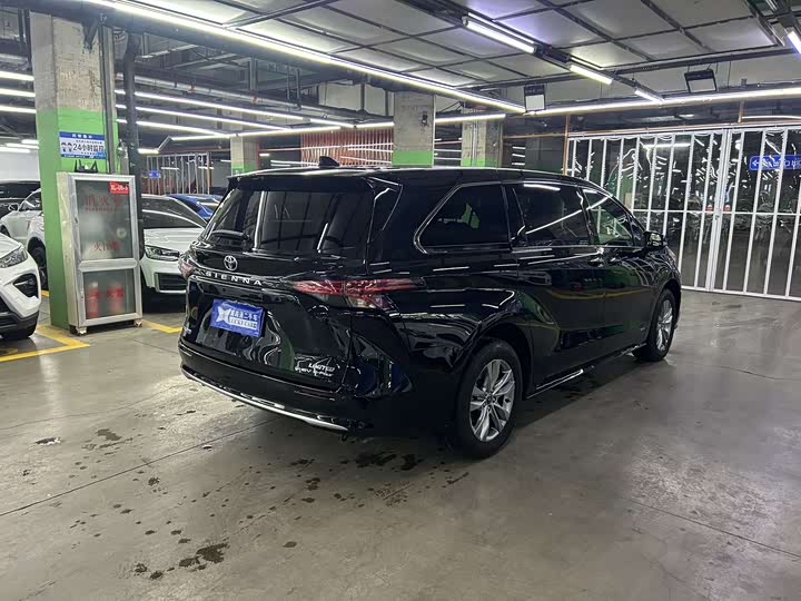 Фото 4 - Toyota Sienna