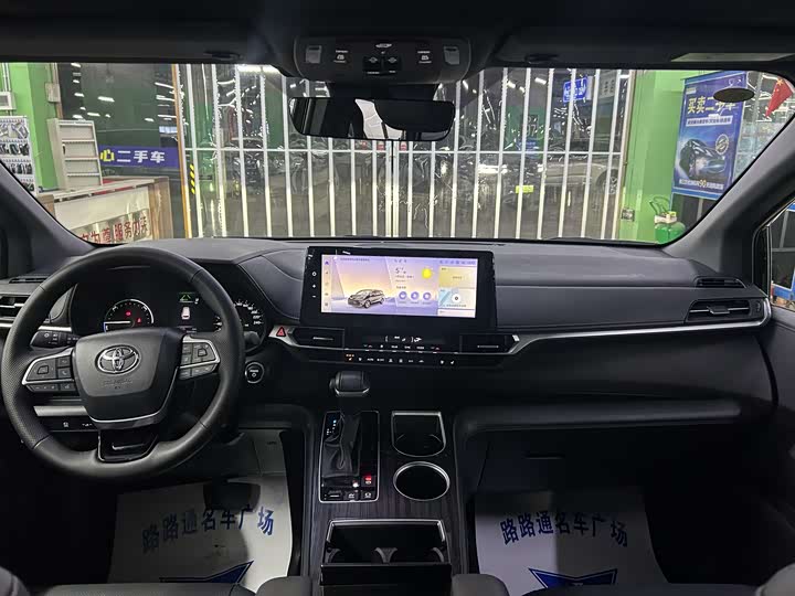 Фото 7 - Toyota Sienna