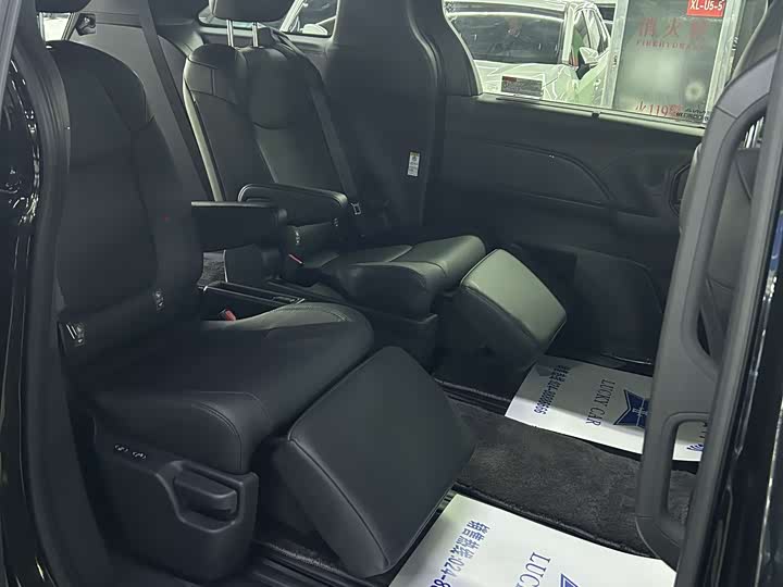 Фото 9 - Toyota Sienna