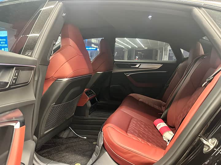 Фото 8 - Audi A7L