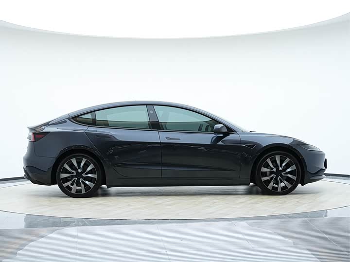 Фото 4 - Tesla Model 3