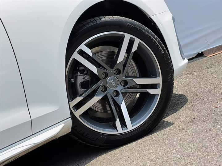 Фото 7 - Audi A4L