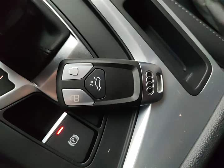 Фото 9 - Audi A4L