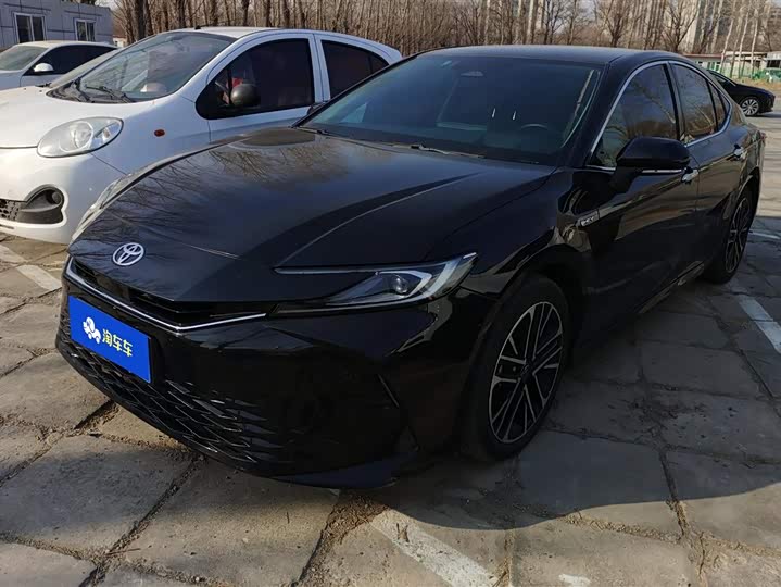 Фото 1 - Toyota Camry