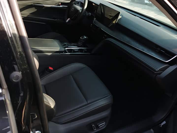 Фото 8 - Toyota Camry