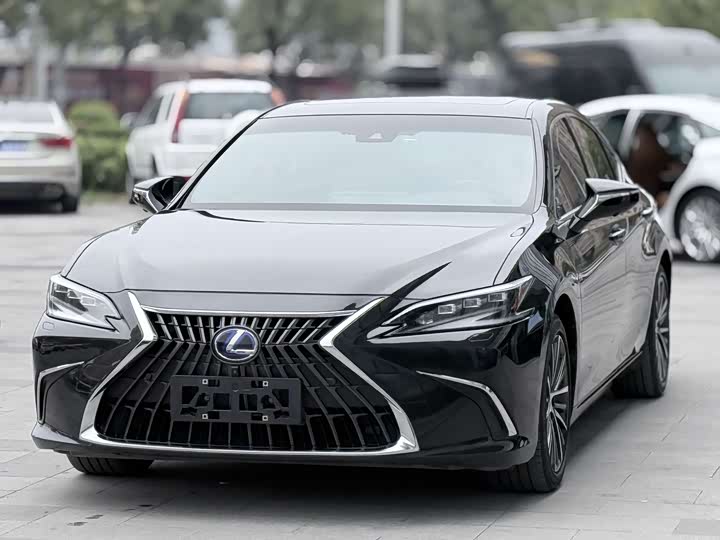 Фото 1 - Lexus ES