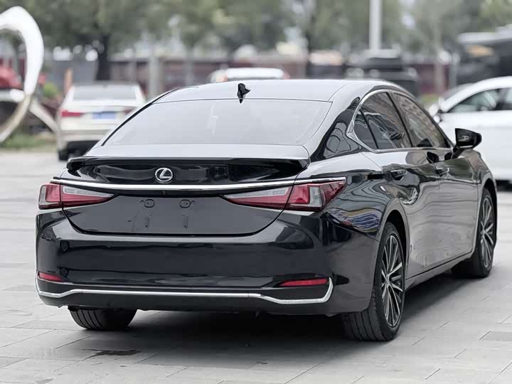 Фото 4 - Lexus ES