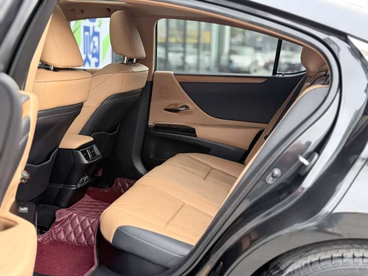 Фото 6 - Lexus ES