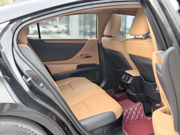 Фото 7 - Lexus ES