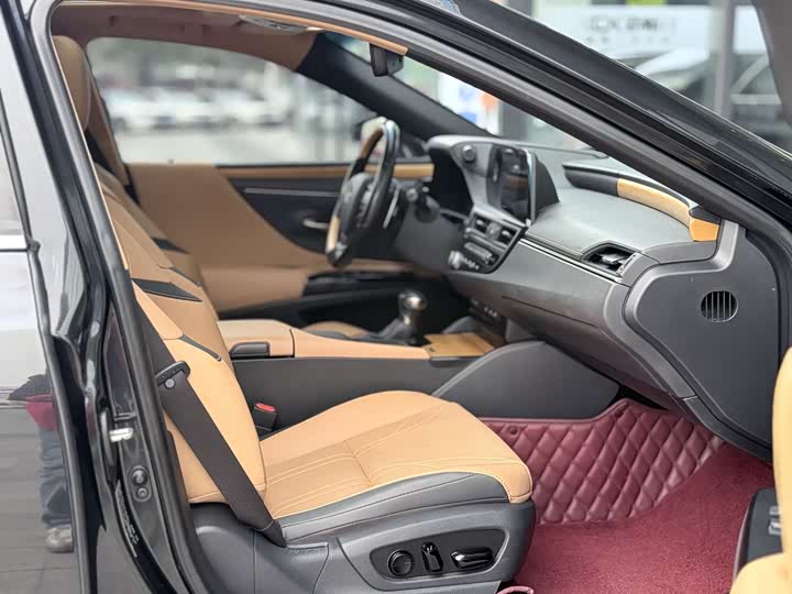 Фото 8 - Lexus ES