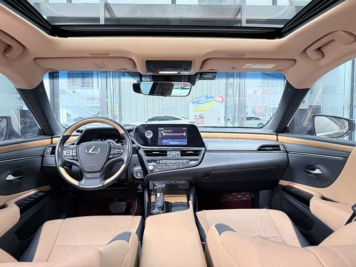 Фото 9 - Lexus ES